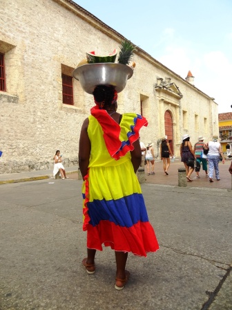 Las palenqueras caminan las calles de Cartagena pregonando sus productos, que llevan en una ponchera sobre la cabeza.