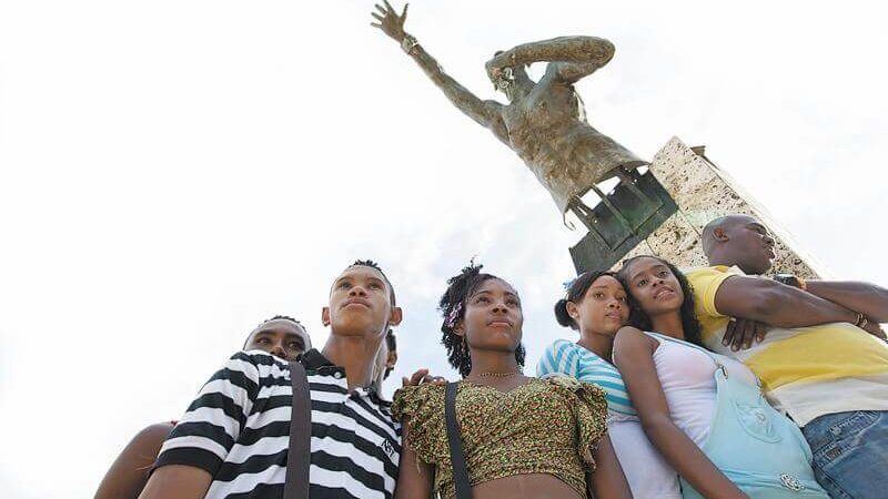 Población afro junto a la estatua de Benkos Biohó, líder de la rebelión de los negros cimarrones. CNOA