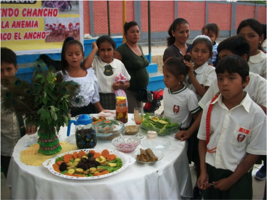 Niños de la Institución Educativa 1020 de Zaña exponiendo su proyecto de alimentación saludable, identificado como parte de la caracterización de la cuenca adelantada por el Museo y por el Programa ACUA – FIDA. El proyecto a ejecutar busca dar continuidad a este tipo de iniciativas. 