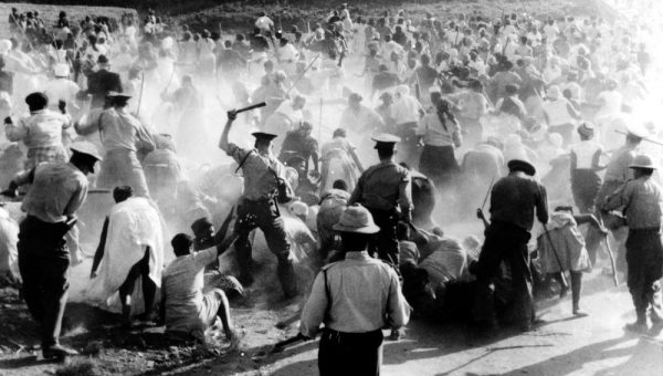 Mandela quemando su pase como protesta por la matanza